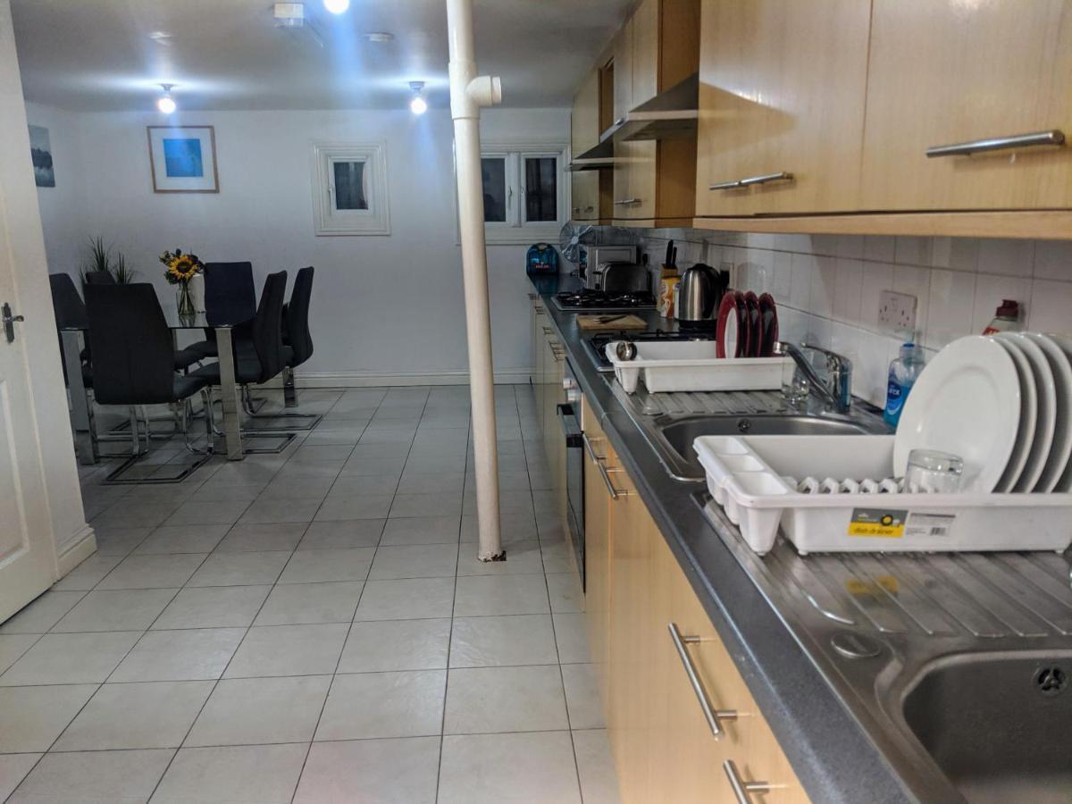 Alexandra Contractor House - Free Parking For Large Vans, Free Wifi & Netflix By Firoz Property Management Aldershot Extérieur photo